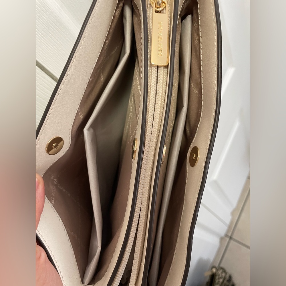 Michael Kors Trisha Leather crossbody - Picture 3 of 9